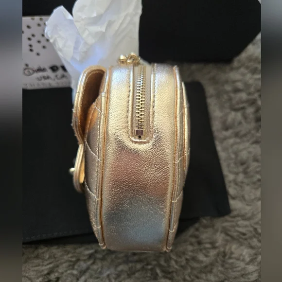 CHANEL Heart Clutch on Chain. - Picture 6 of 11